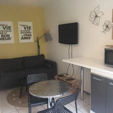 Agreable Rdc Maison- Pkg Prive - Proche De Lyon